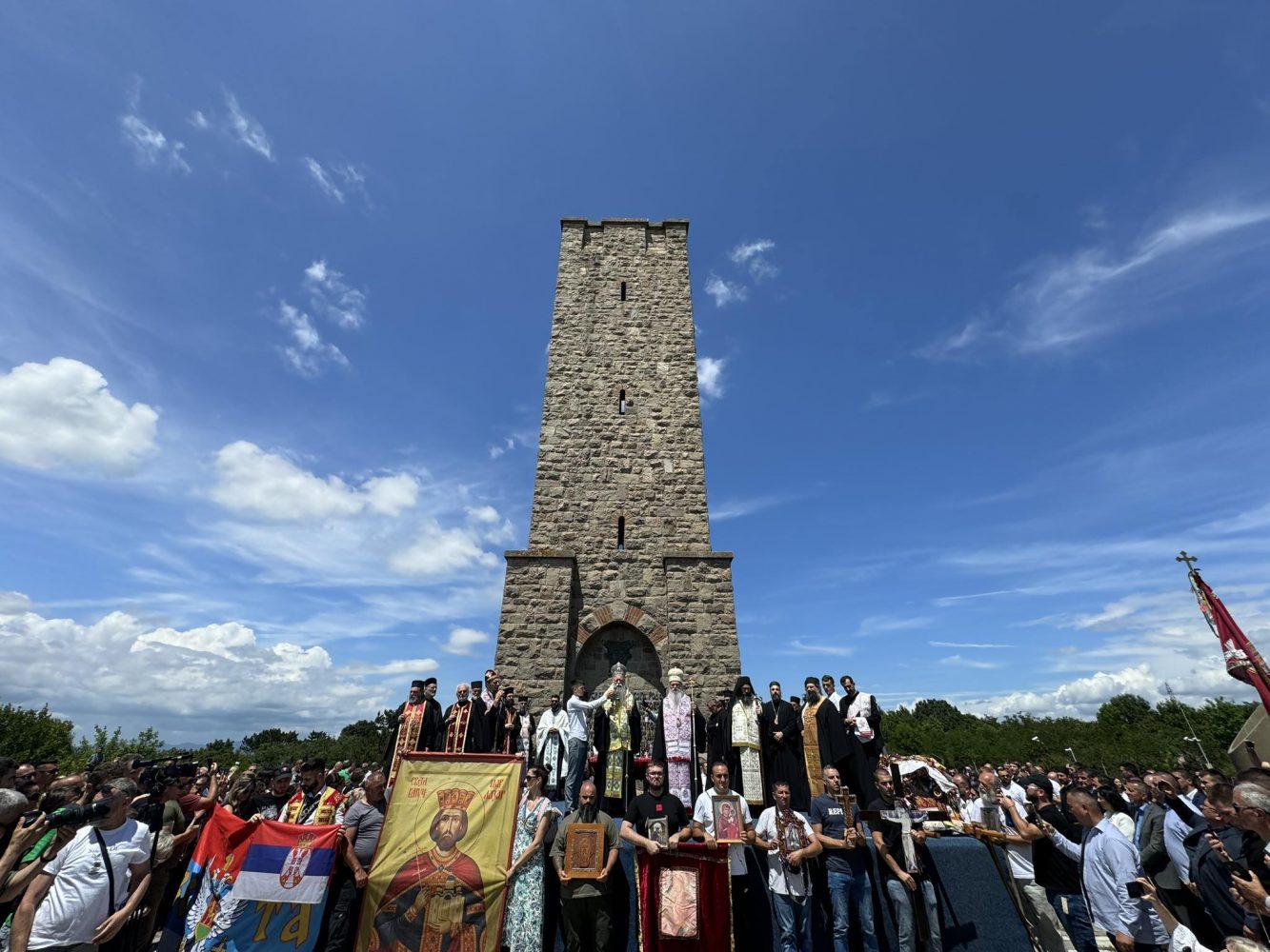 Serbia e ndaloi një festival kozmopolit, Kosova e lejoi festen nacionaliste të “Vidovdan”-it: A e pa këtë BE-ja?