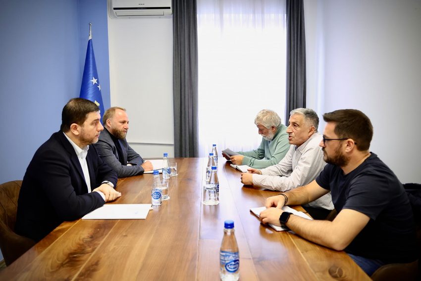 Krasniqi takon udhëheqësit e SBAShK-ut, flasin për sfidat me të cilat po ballafaqohen mësimdhënësit