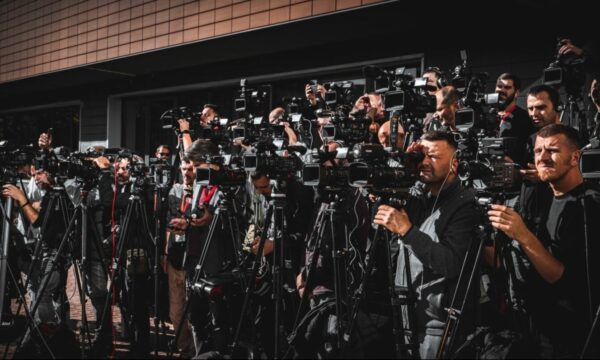AGK dhe organizatat evropiane dënojnë sulmet e VV-së ndaj përfaqësuesit të ‘’Reporterëve pa Kufij’’