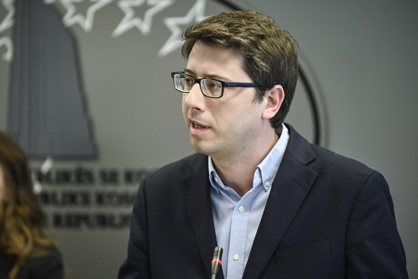 Hekuran Murati lajmëron se shërbyesit publikë që punojnë në organizata buxhetore do të marrin 55 euro shtesë në paga