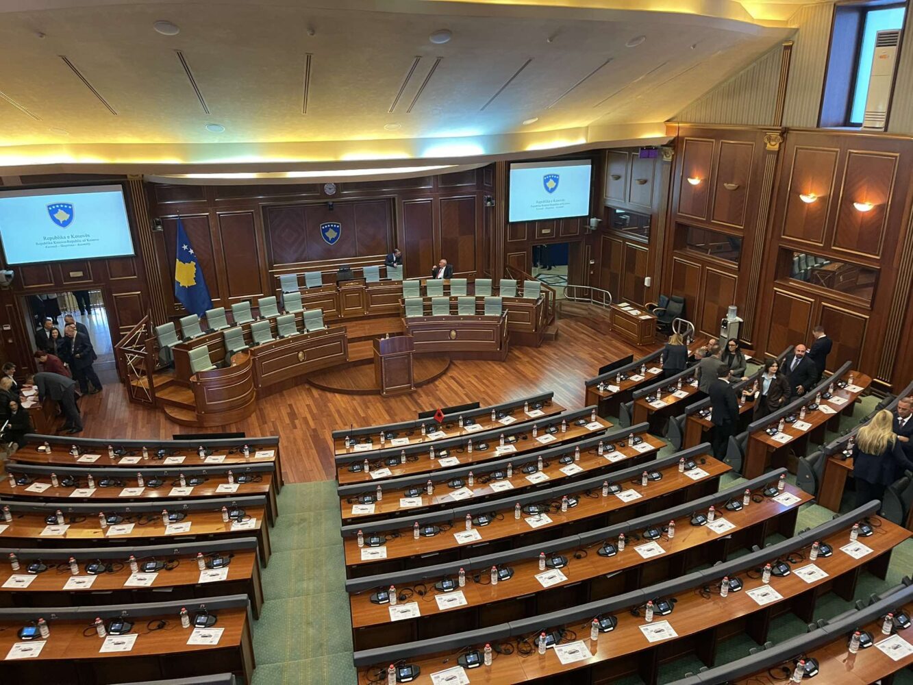 PDK-ja, LDK-ja e AAK-ja bojkotojnë seancën e orës 11:00