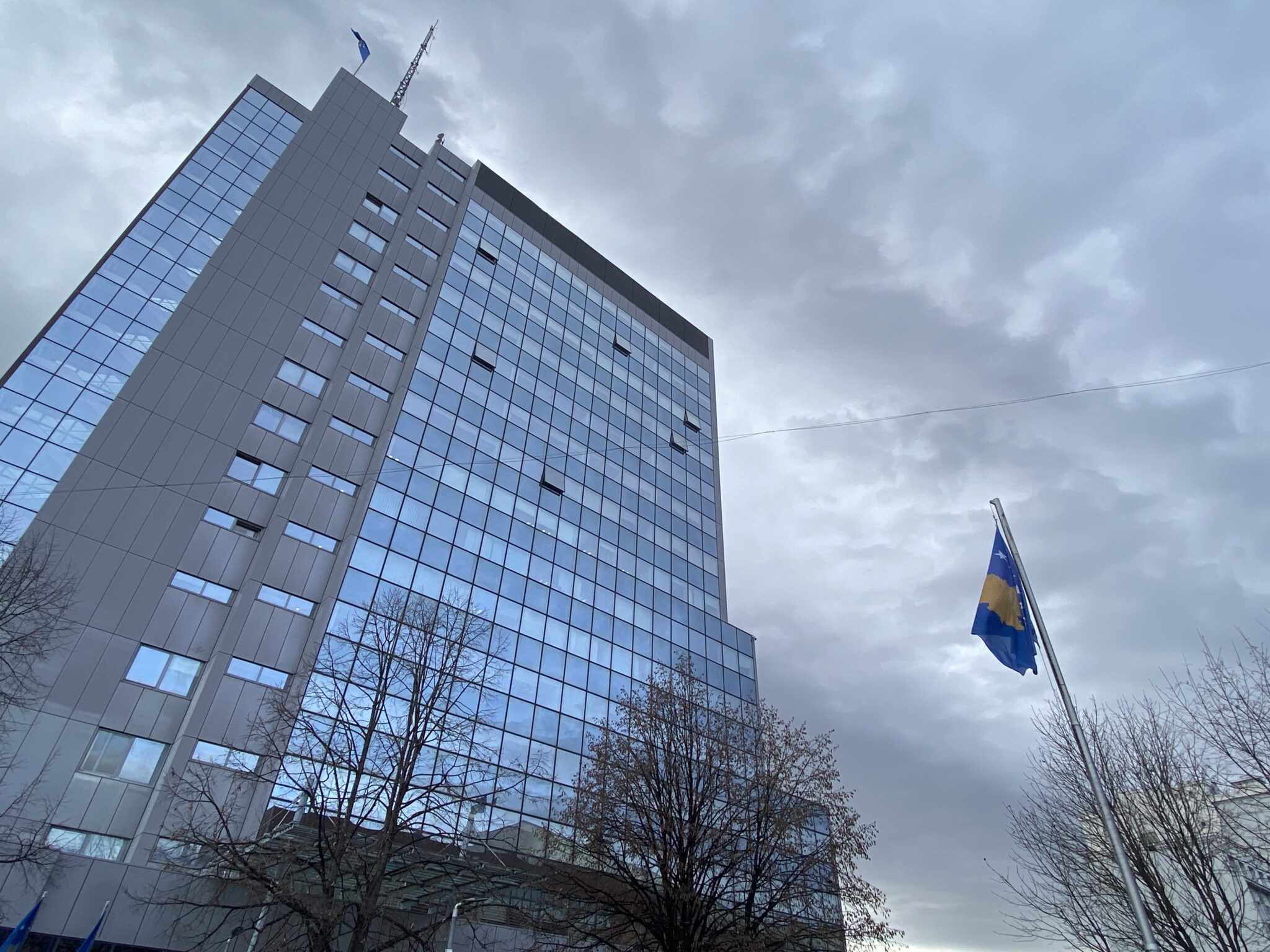 Analistët: Krizat e brendshme dhe Qeveria në detyrë lanë Kosovën pa zë në arenën ndërkombëtare më 2025