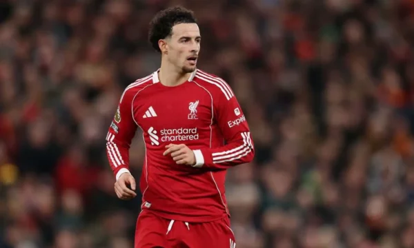 Liverpooli e refuzon kërkesën e Curtis Jones për t’u larguar