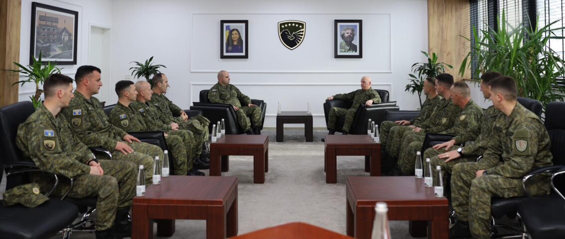 Komandanti i FSK-së dekoroi me medalje pjesëtarët që kanë qenë në operacionin e kërkim shpëtimit në Shqipëri