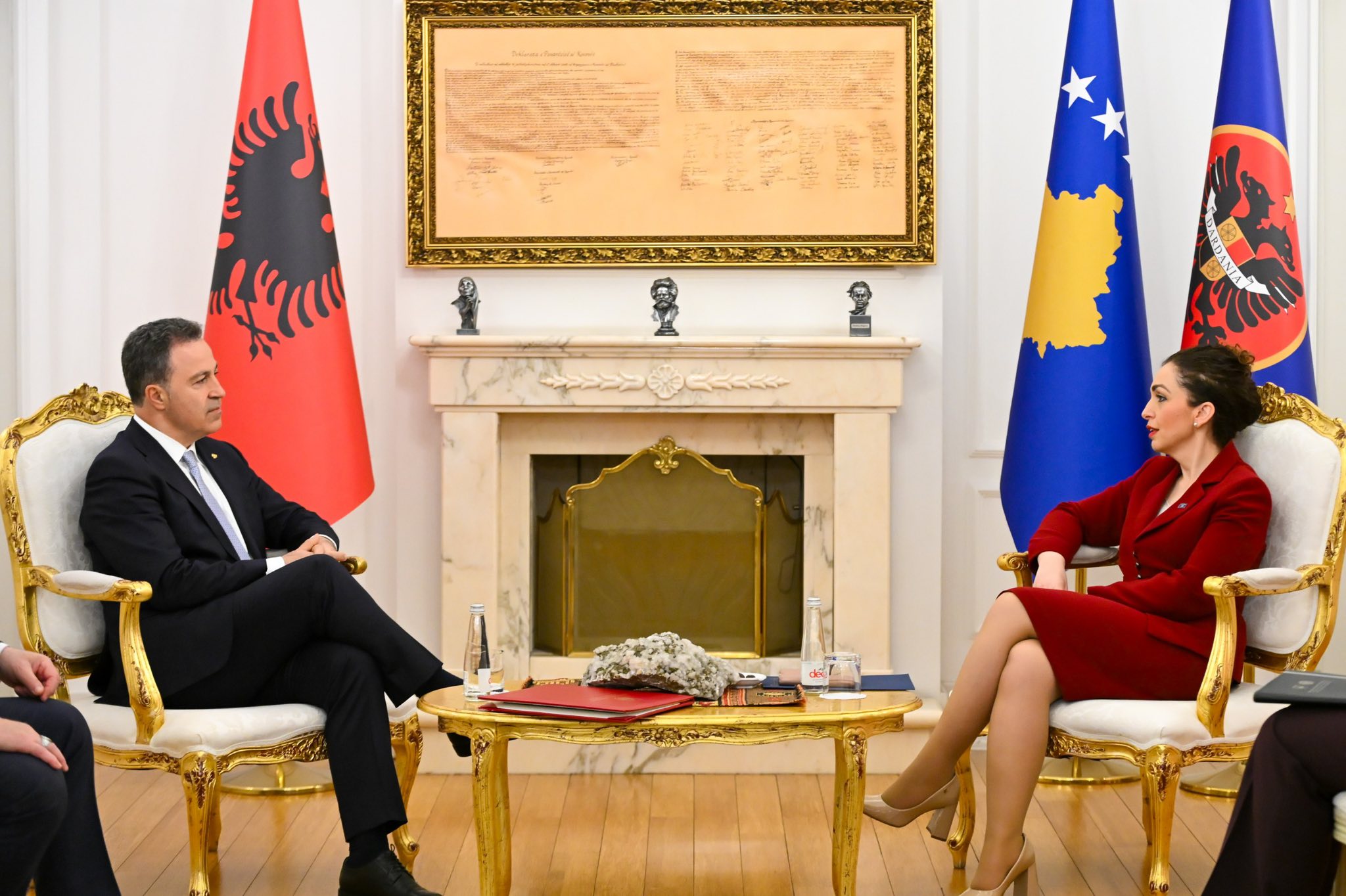 Kryetari i Kuvendit të Shqipërisë, pritet në takim nga presidentja Osmani