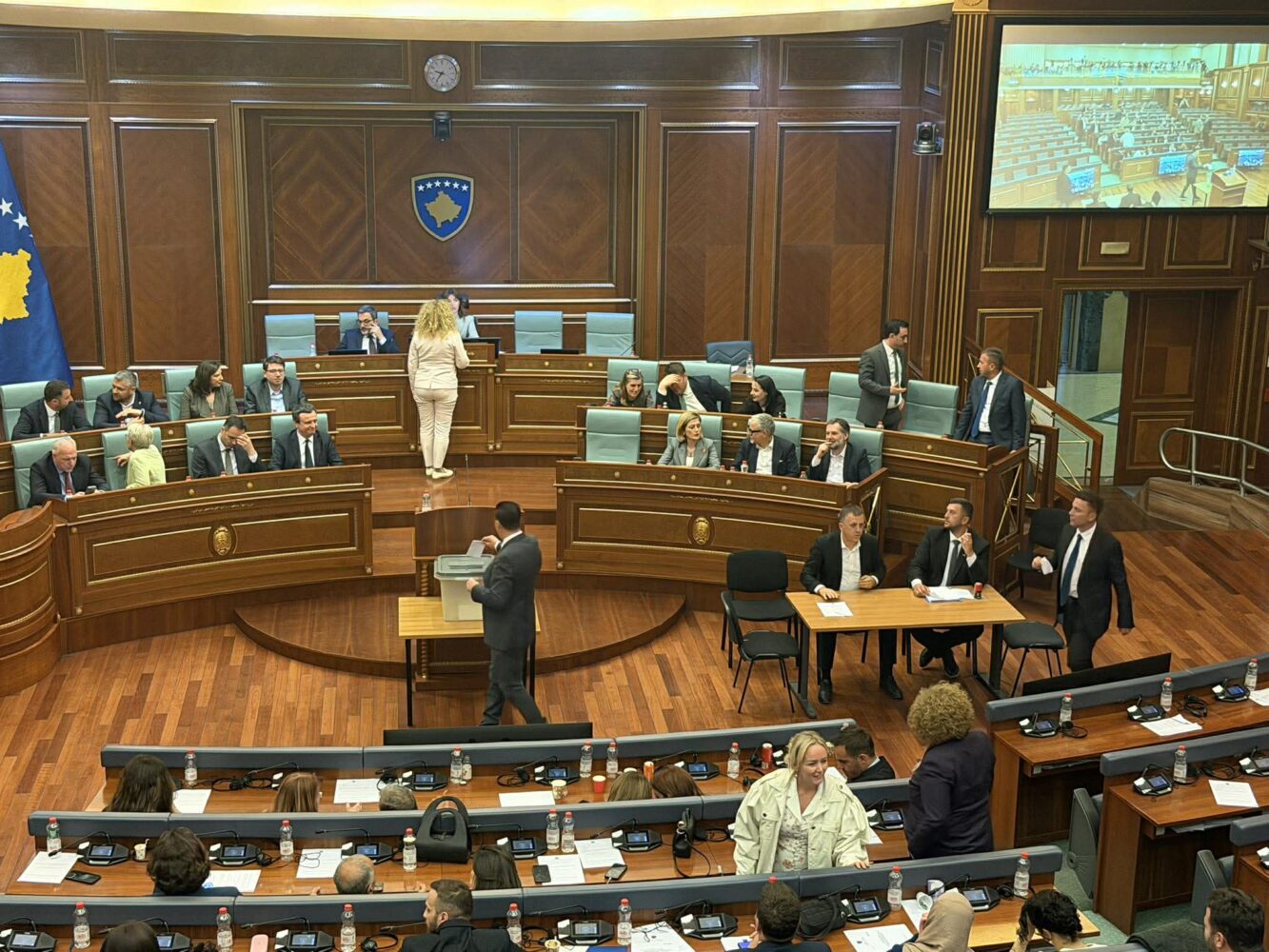 Seanca për presidentin vazhdon sot – Opozita e quan “puç kushtetues” nisjen e votimit pa 80 deputetë