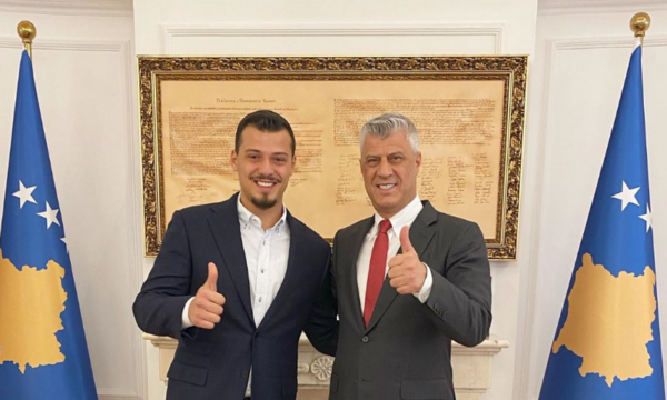 “Sillni në shtëpi”, Endrit Thaçi shpërndan banerin për çlirimtarët