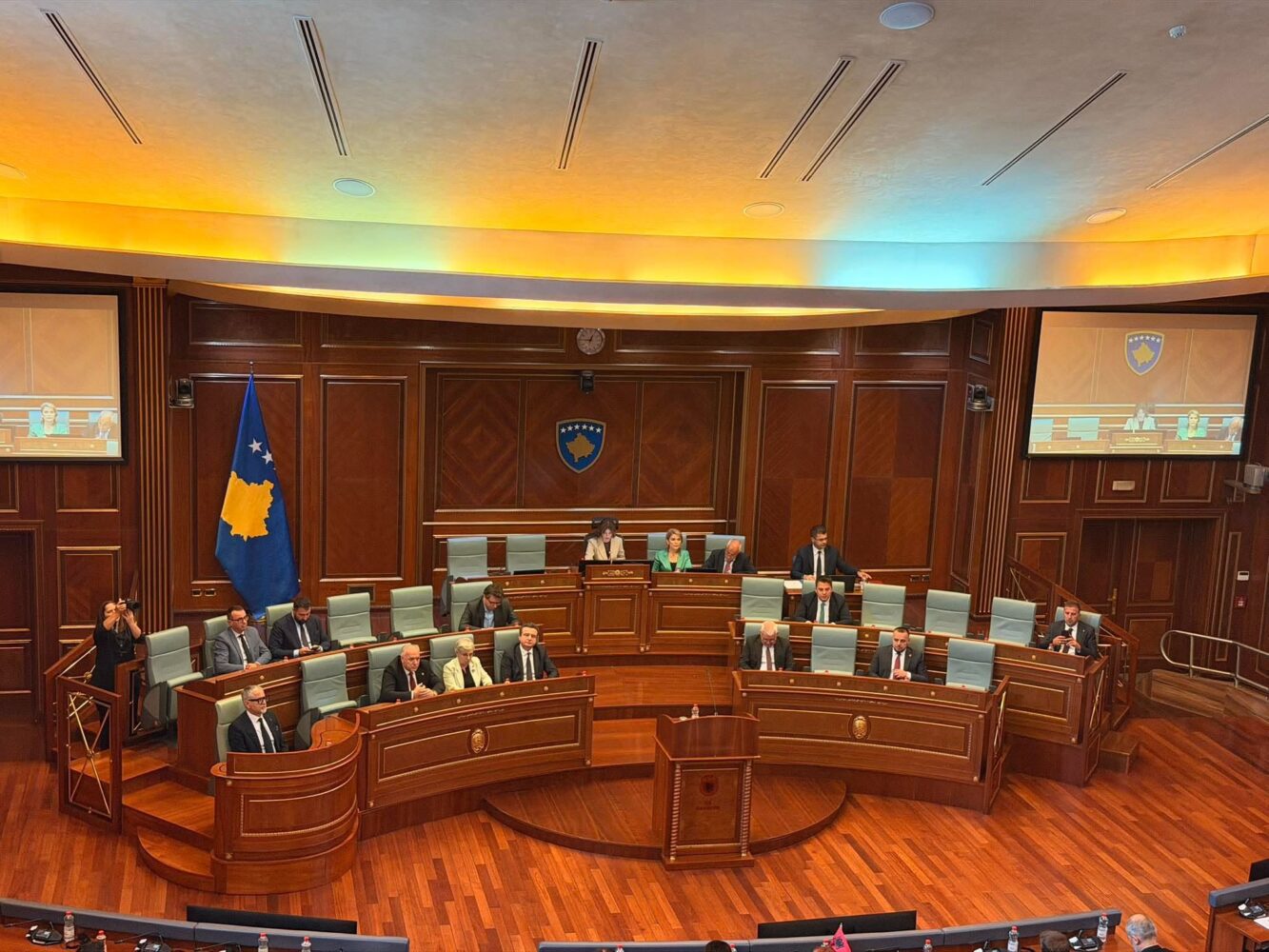 Nis me vonesë seanca e Kuvendit, pritet votimi i Deklaratës kundër vendimit të Hagës