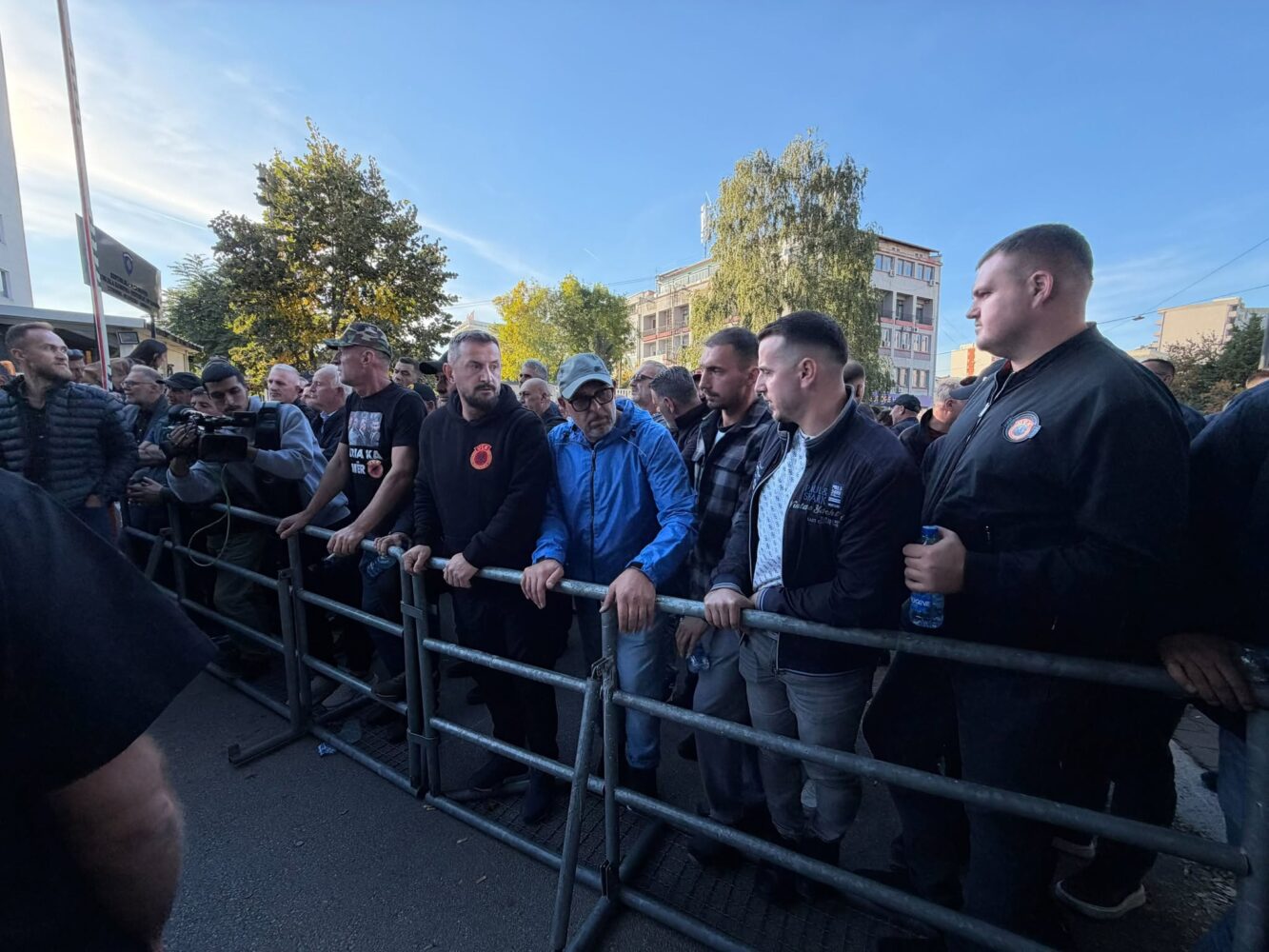 Protestuesit vendosin rrethoja të hekurta, nuk lejohet asnjë deputet të largohet nga Kuvendi