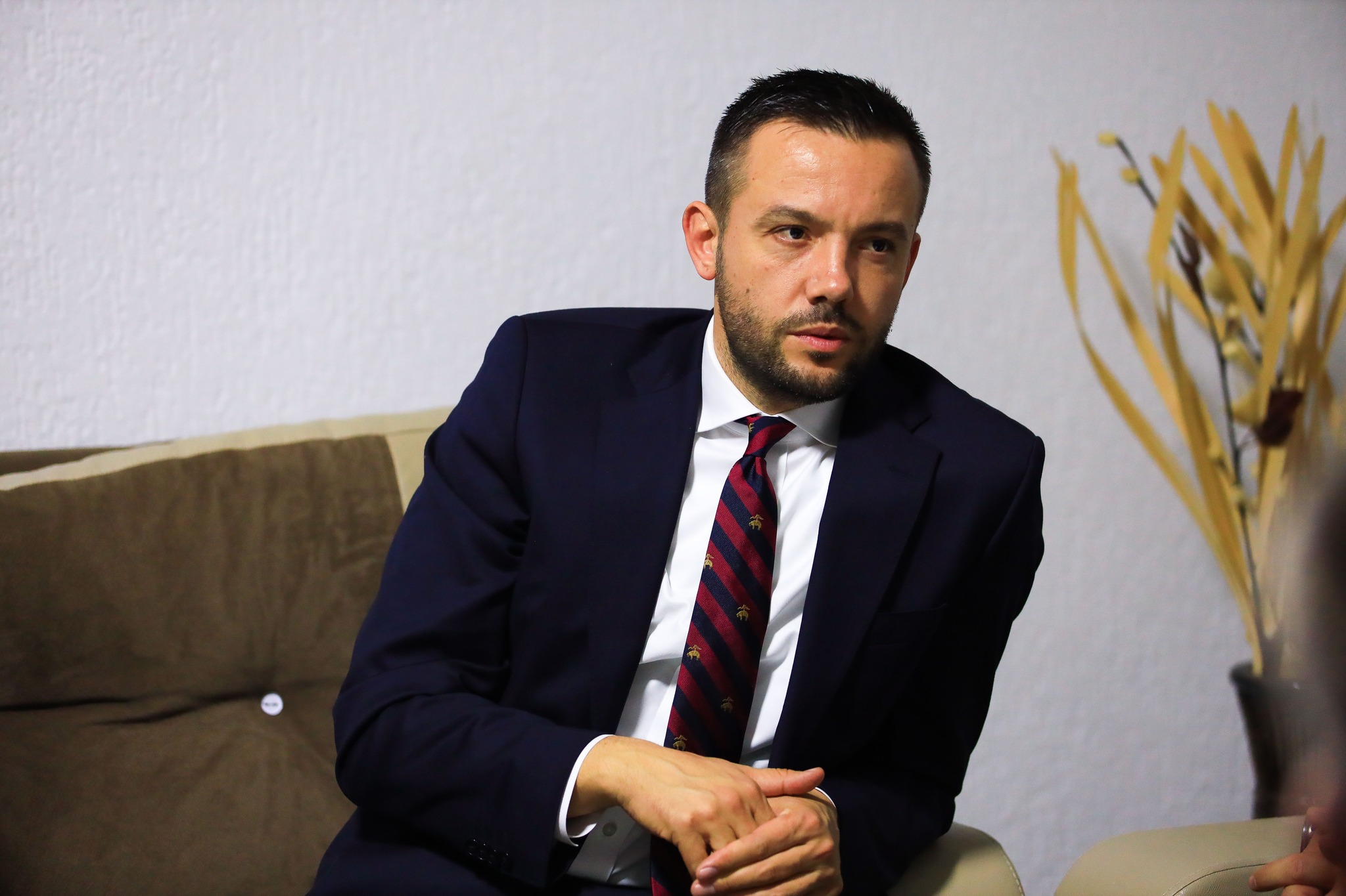 Tahiri thirrje VV-së: Kthehuni në sallë, votojeni Ligjin